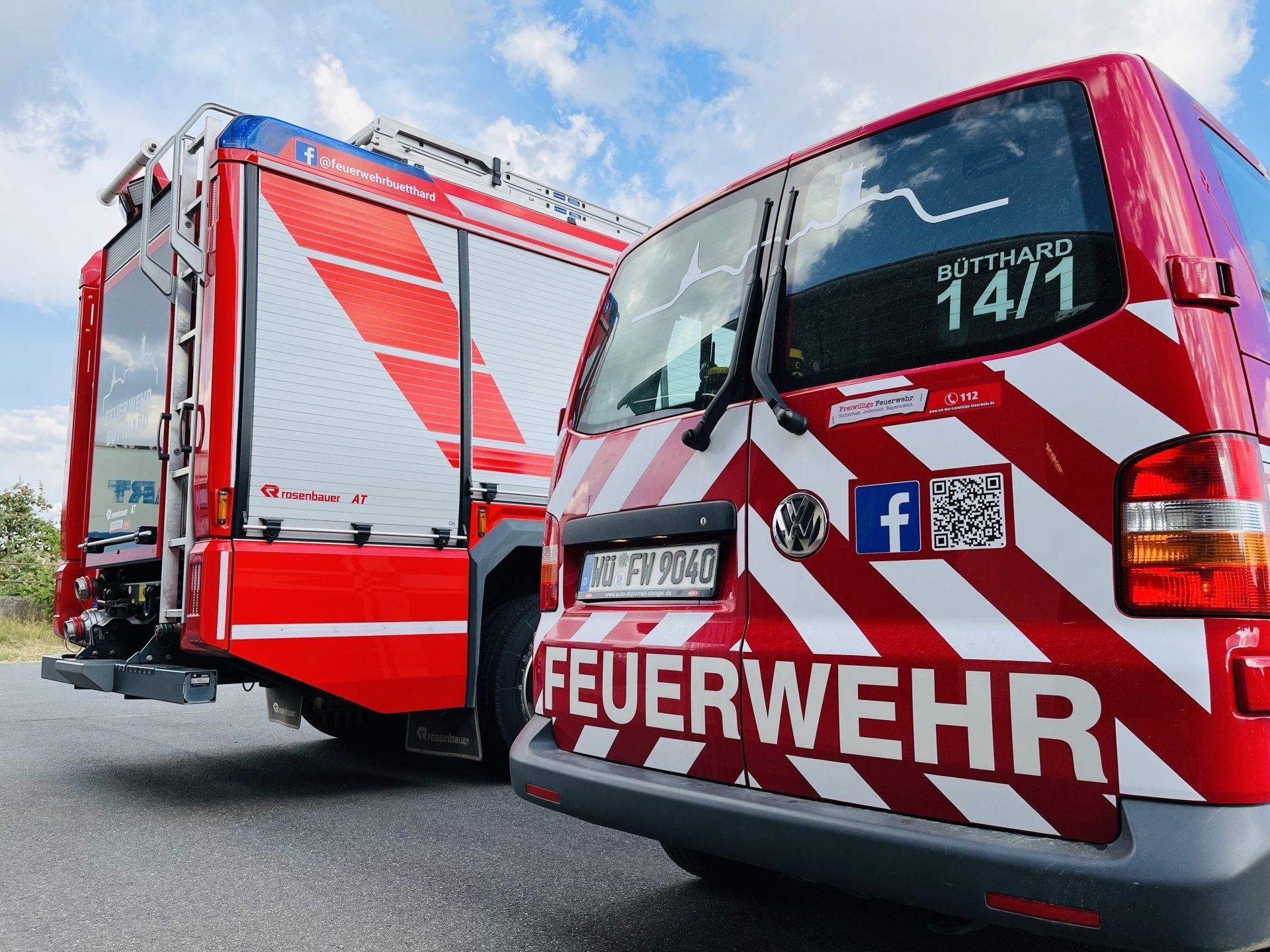 Das Feuerwehrauto HLF 10 und MTW der Freiwilligen Feuerwehr Bütthard