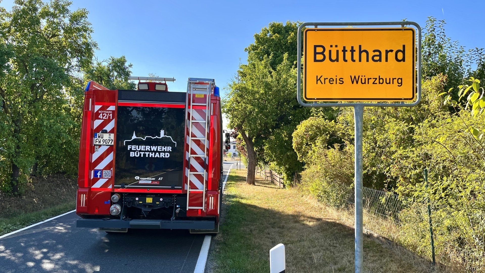 Das Feuerwehrauto HLF 10 der Freiwilligen Feuerwehr Bütthard steht am Ortseingang