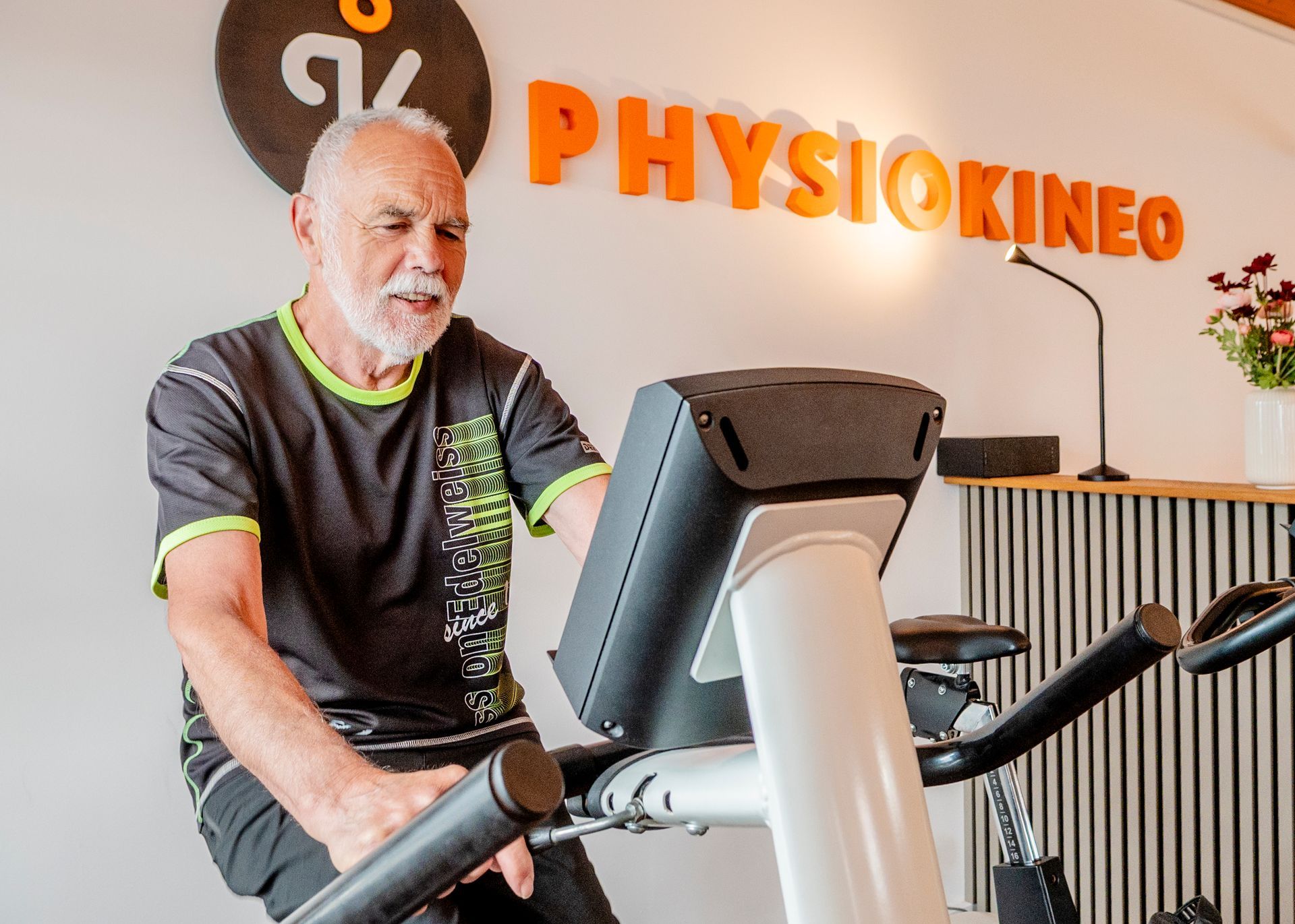Fitnesskunde auf einem Fahrradergometer