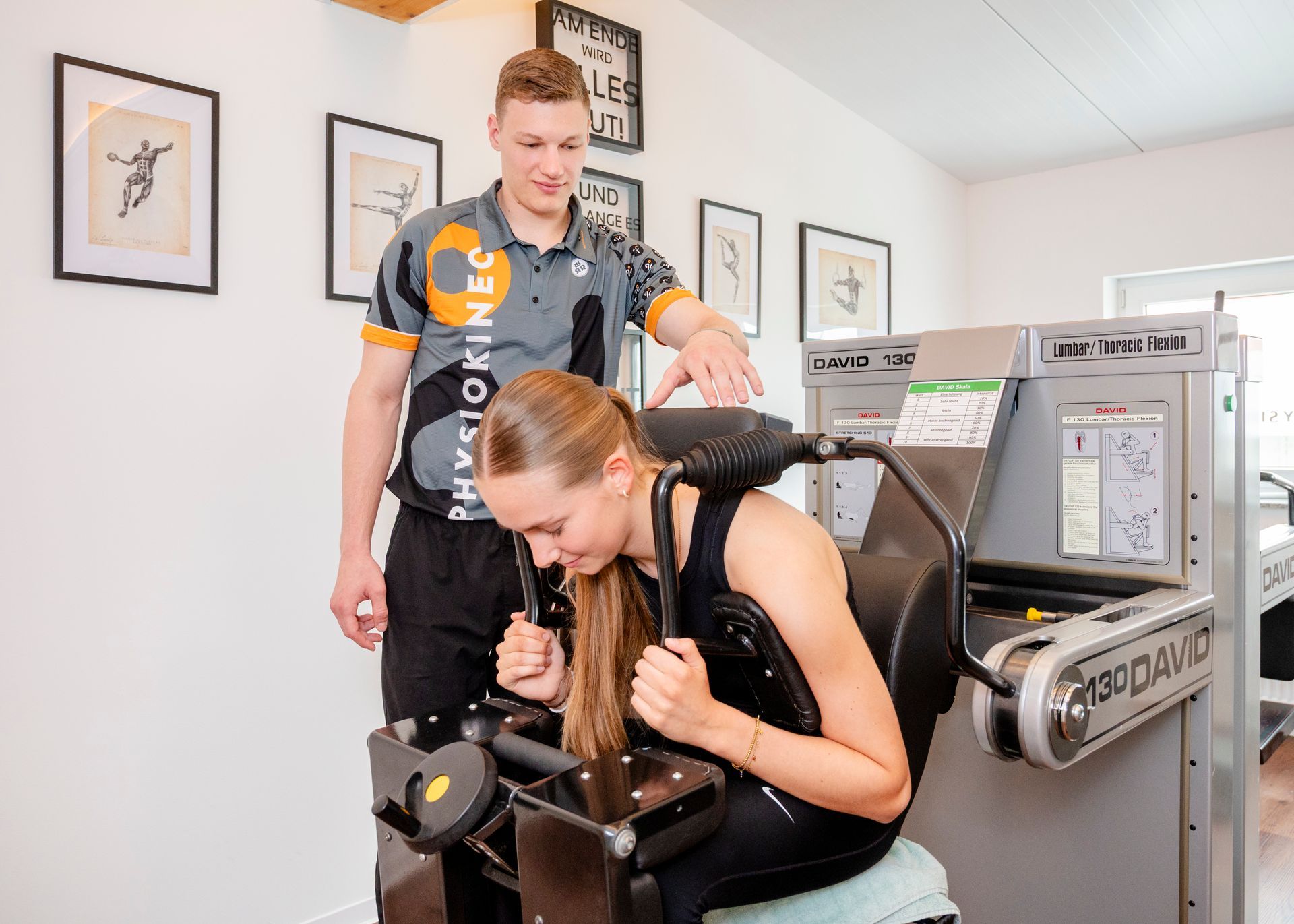 Medizinisches Gerätetraining für den Rücken an einem DAVID Trainingsgerät