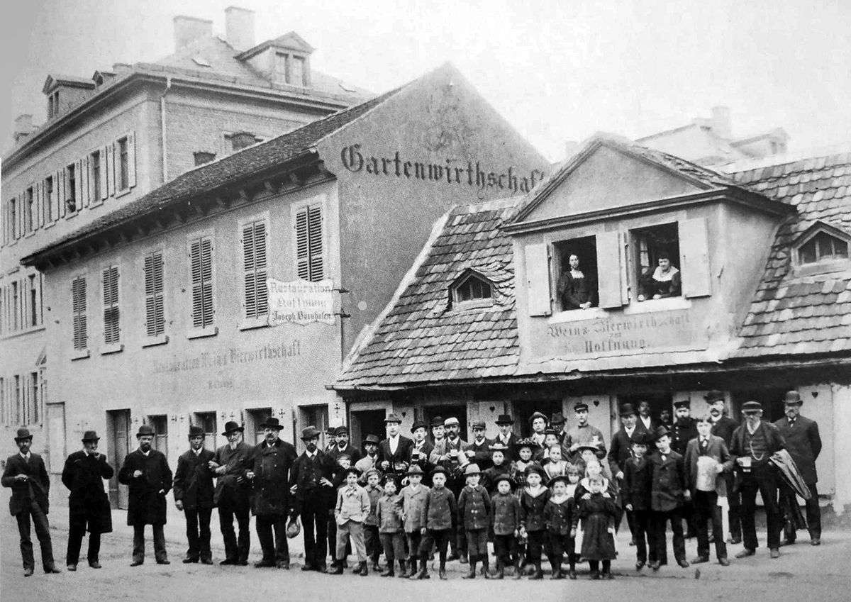 Links im Bildhintergrund das Haus, in dem die Familie Herz in Miete wohnte. Parkring 21 in Mannzheim: Wohnort von Sybil Morel/Bertha Gotthelft