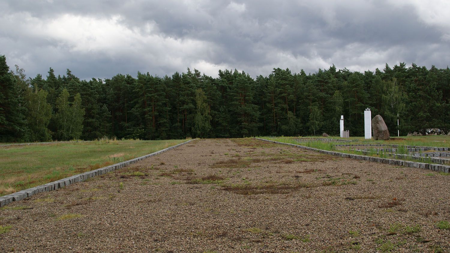 Massengrab im Wald von Rzuchów Massengrab im Wald von Rzuchów, nahe dem Vernichtslager Chelmno.
