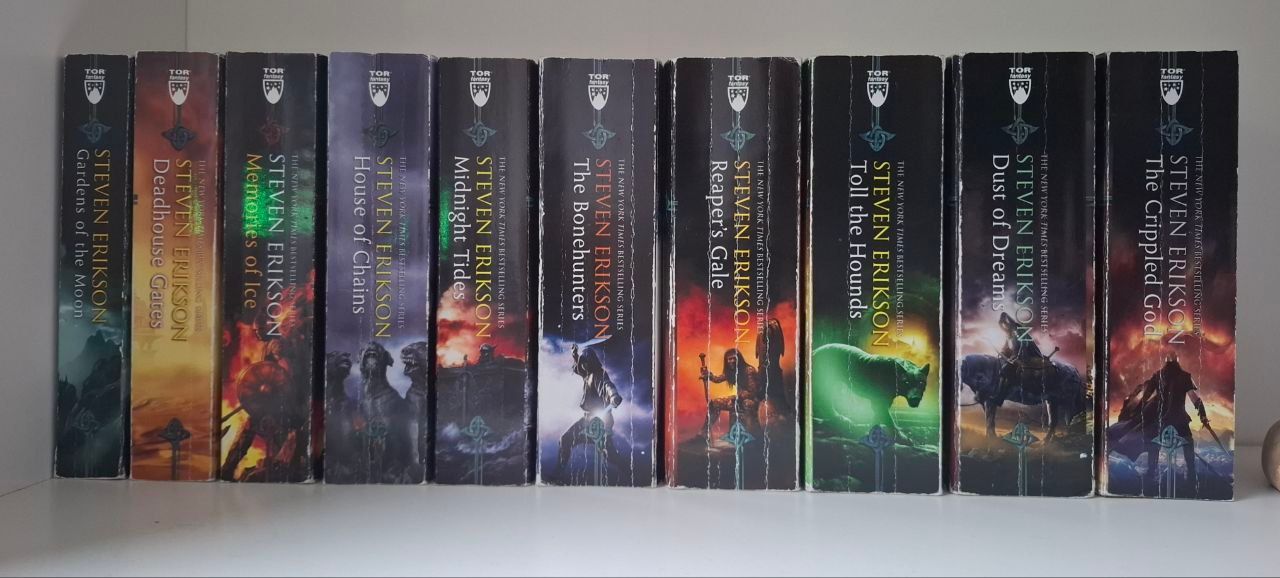 Die 10 Bände des Malazan Book of the Fallen in einem weißen Regal