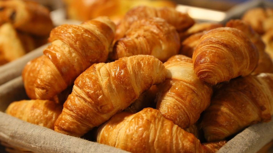 Ein Korb voller Croissants