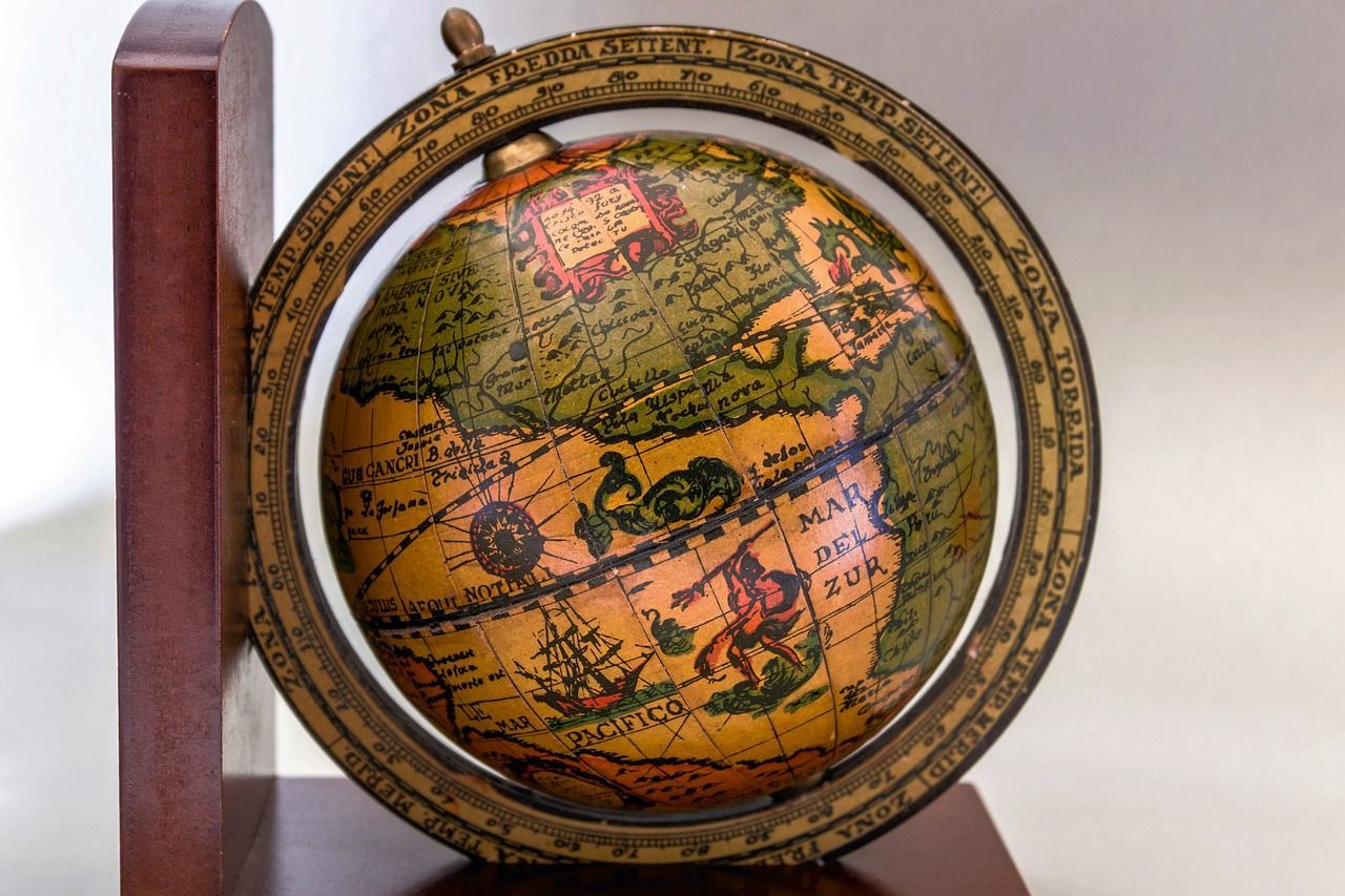 Historischer, sehr kleiner Globus aus Holz mit Illustrationen von Seemonstern