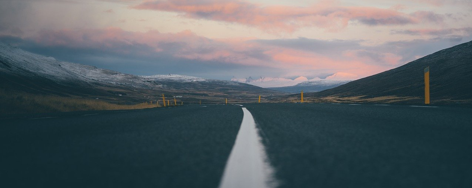 Bild von Matty Rogers auf Pixabay Straße führt zum Horizont. Es sind Berge und Wolken zu sehen.