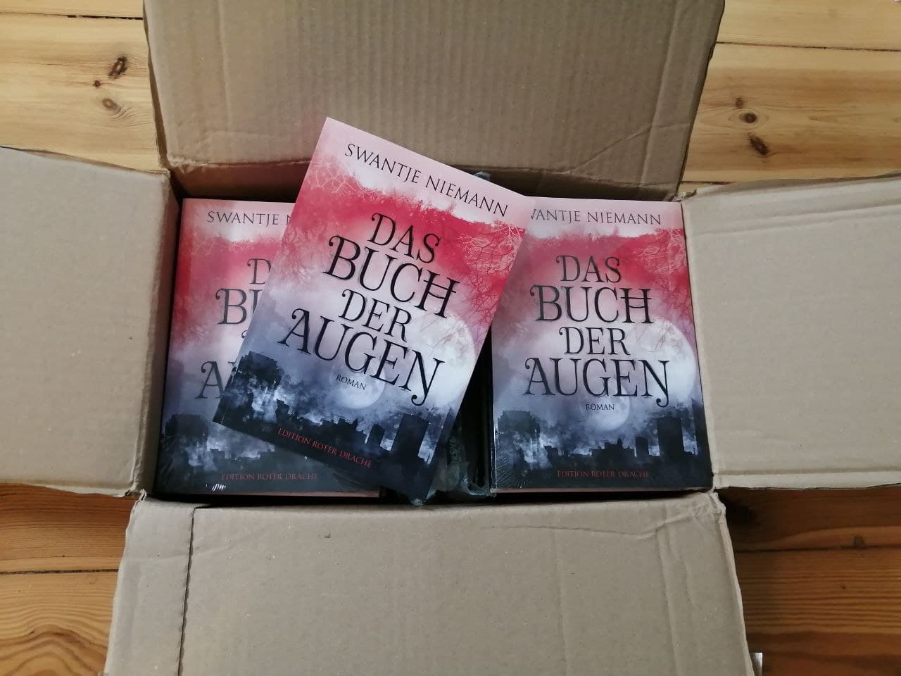 Offene Kiste mit mehreren Exemplaren von