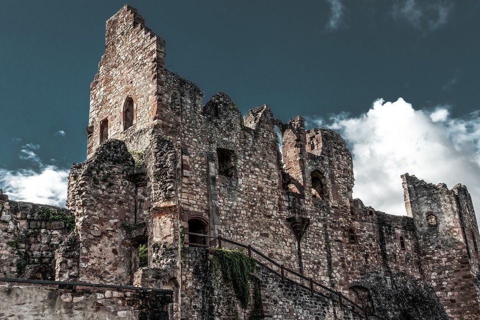 Burgruine vor graublauem Himmel