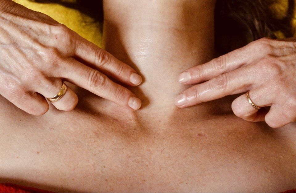 Selbstmassage der Schilddrüse