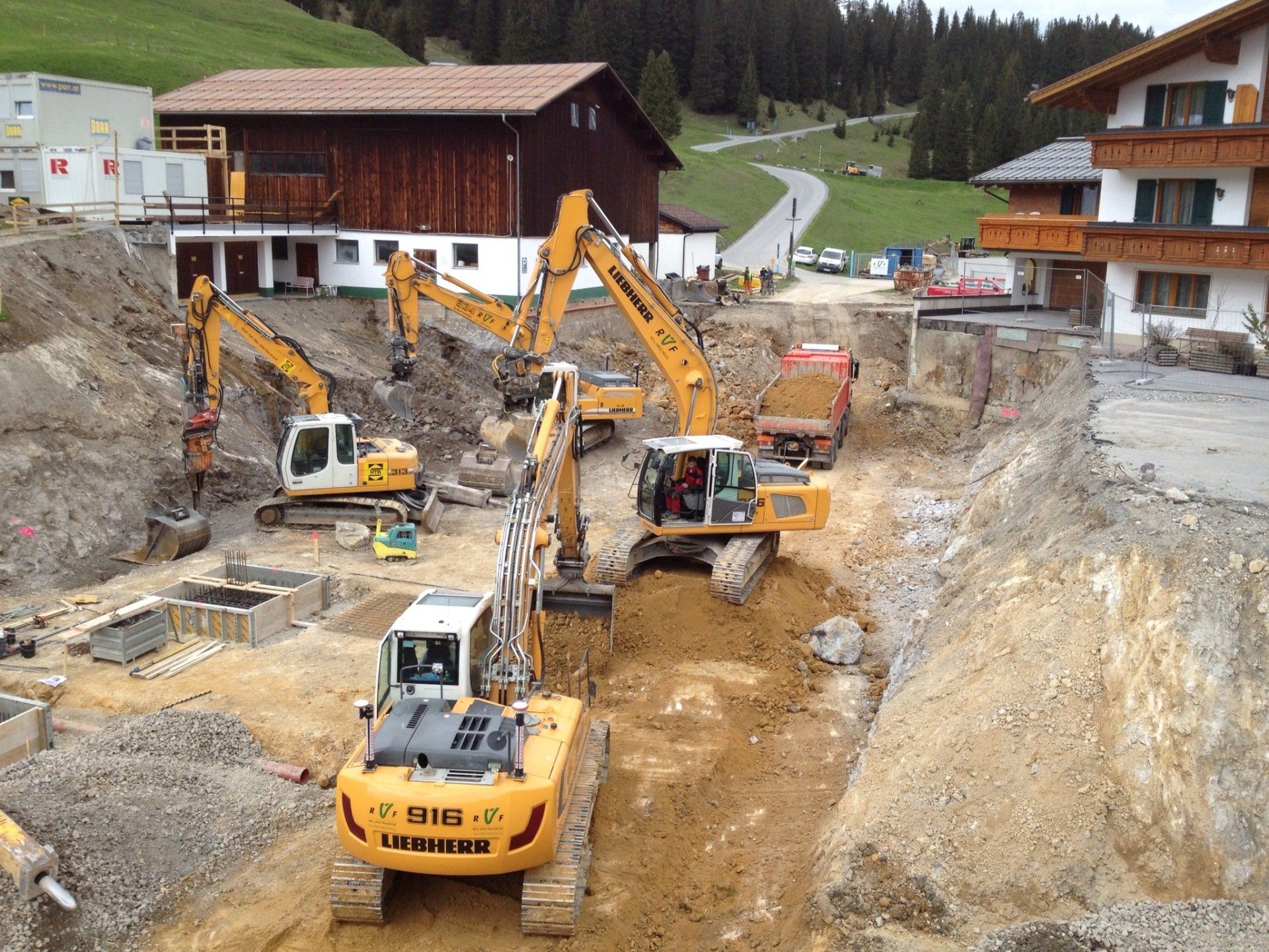 viele-bagger-in-Baugrube-spitzenegg-garage
