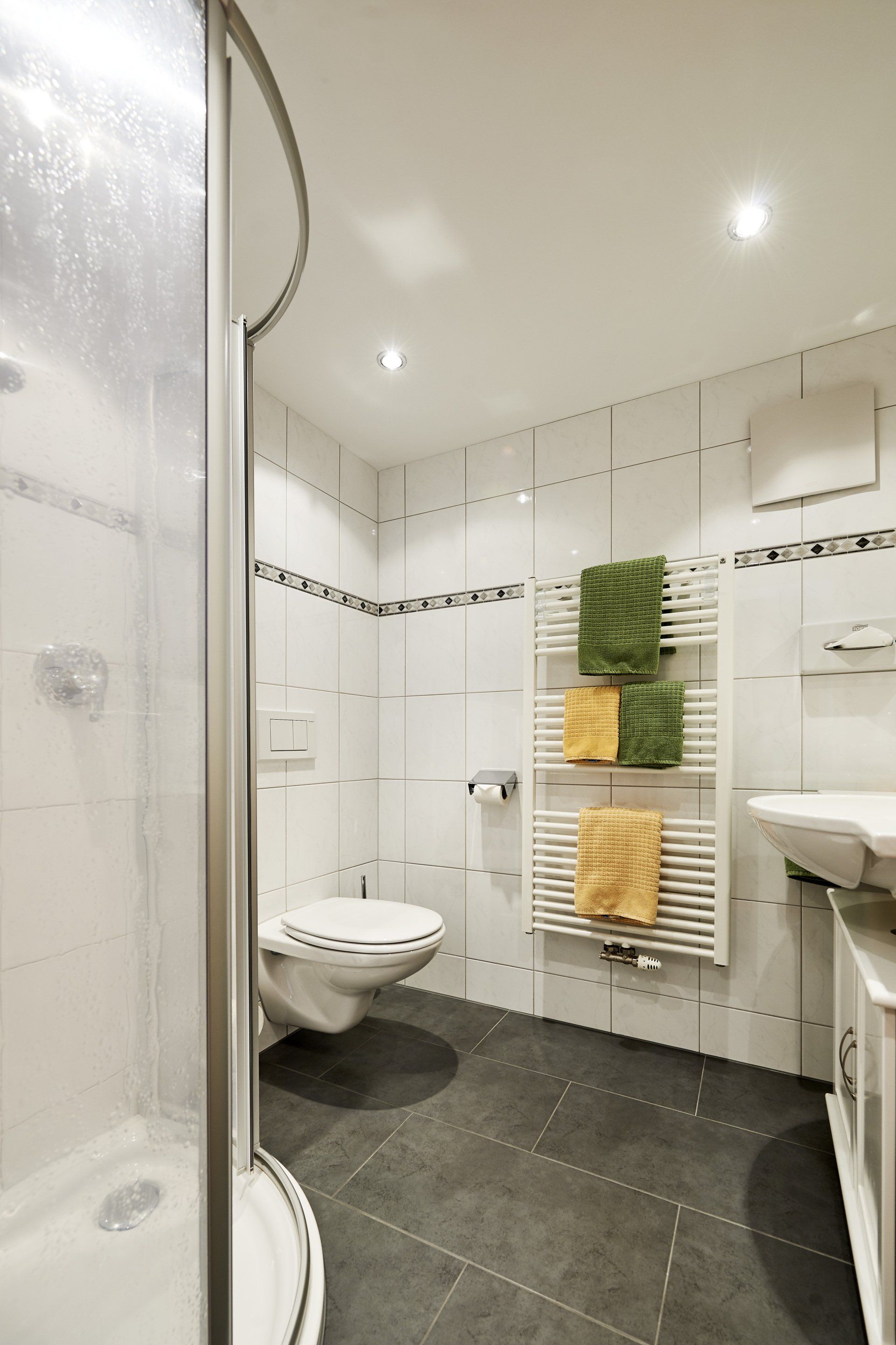 pension-bergland-lech-standard-doppelzimmer-dusche-wc