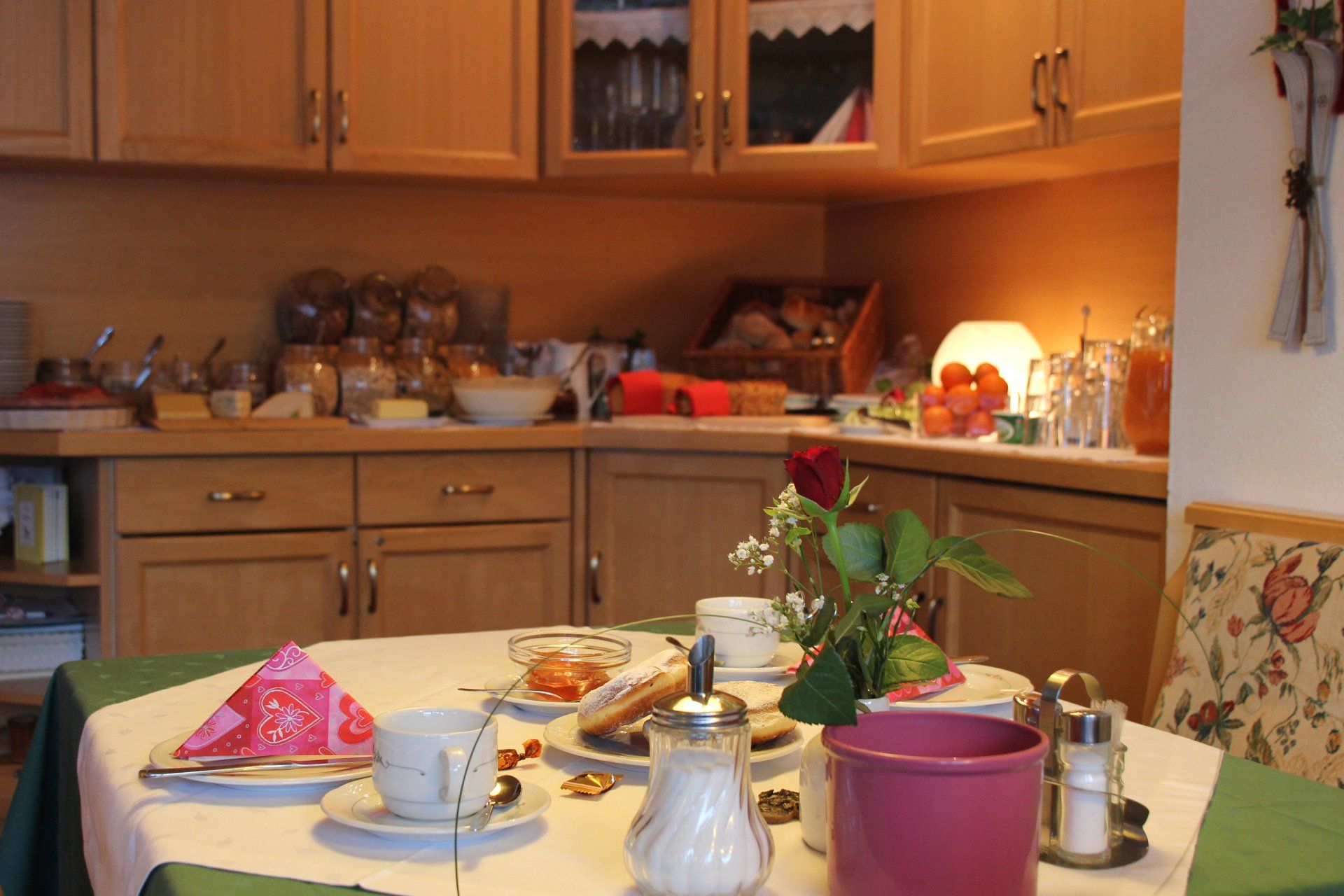 frühstücksbuffet-pension-bergland-in-lech