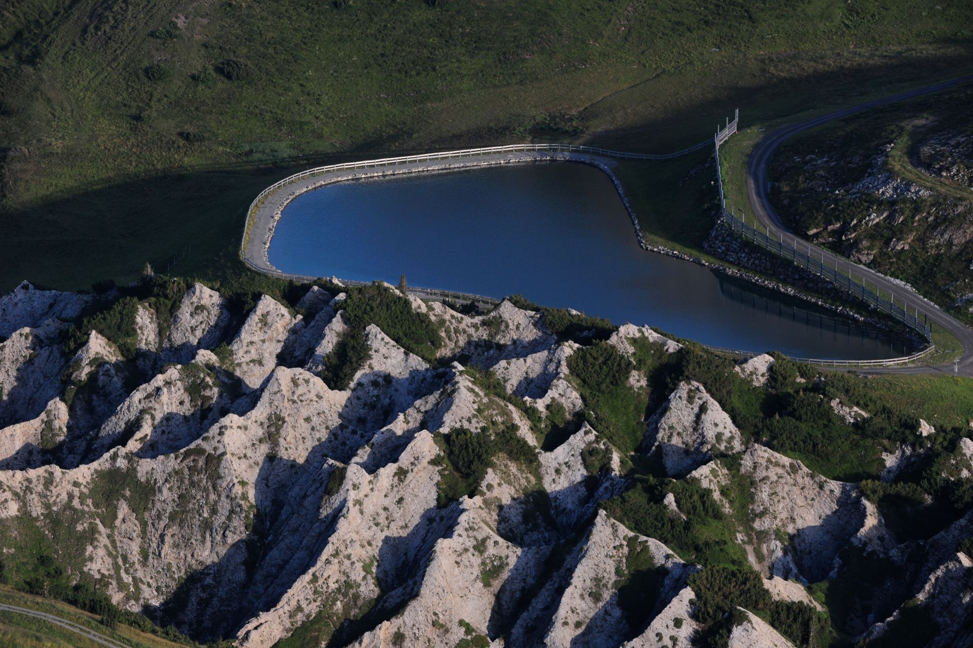 obere-gipslöcher-und-speichersee-in-oberlech
