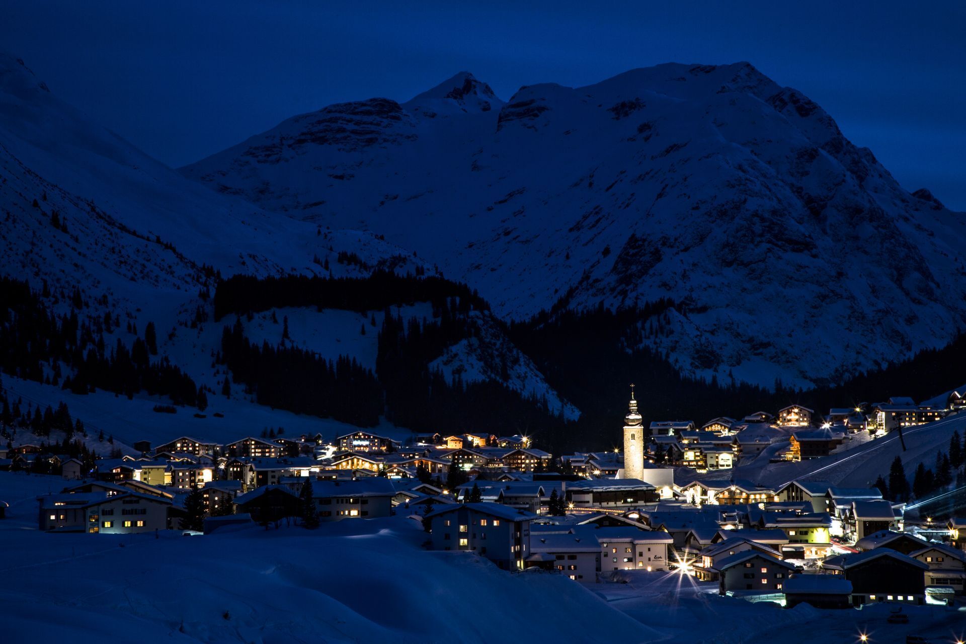nächtlicher-blick-auf-lech-mit-pension-bergland