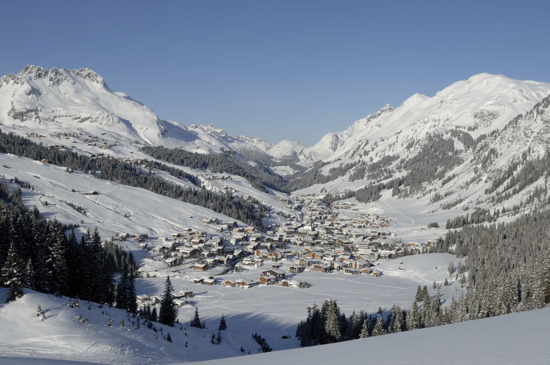 lech-am-arlberg-in-verschneiter-winterlandschaft