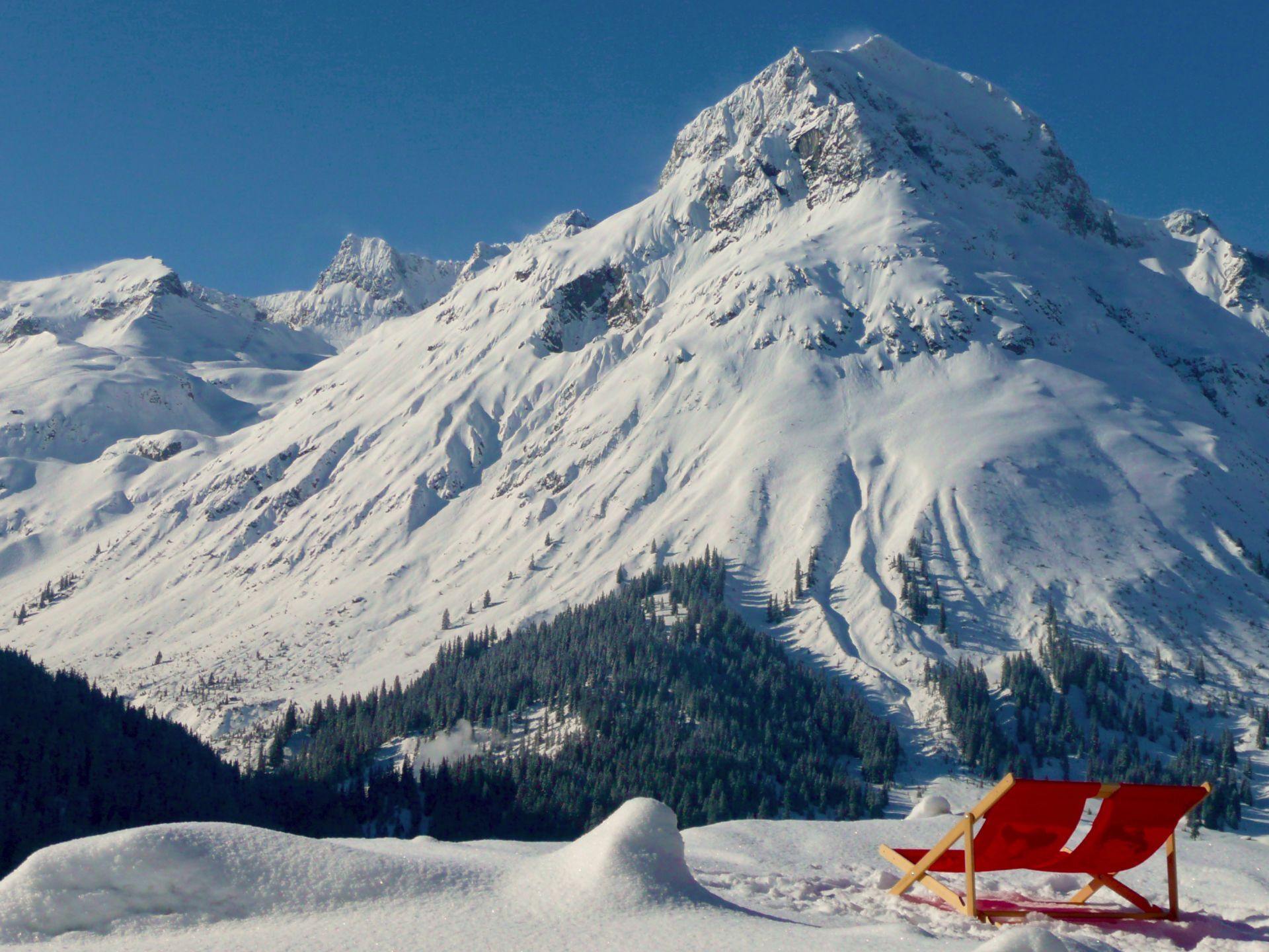 liegestühle-mit-panoramablick-beim-bergland-ueber-lech