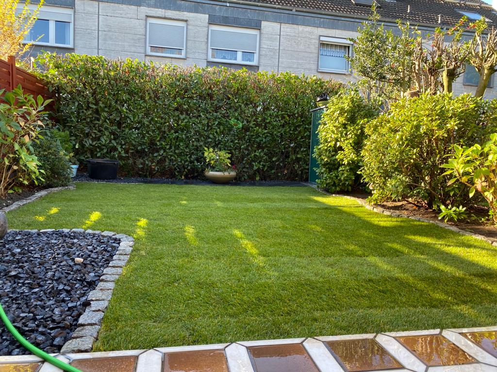 BE Gartenbau Galabau Garten und Landschaftsbau Gartengestaltung München Rollrasen verlegen Fertigrasen verlegen Kunstrasen verlegen