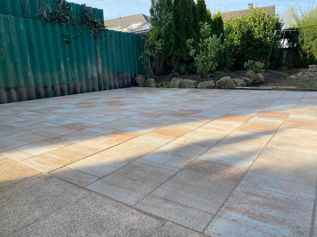 BE Gartenbau Galabau Garten und Landschaftsbau Gartengestaltung München Rollrasen verlegen Pflasterarbeiten Pflaster verlegen Plattenarbeiten verlegen Natursteine verlegen Betonplatte 6