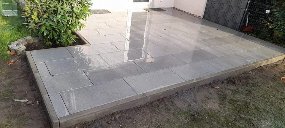Moderne Terrassengestaltung mit Keramikplatten und präziser Fugentechnik in Pasing.