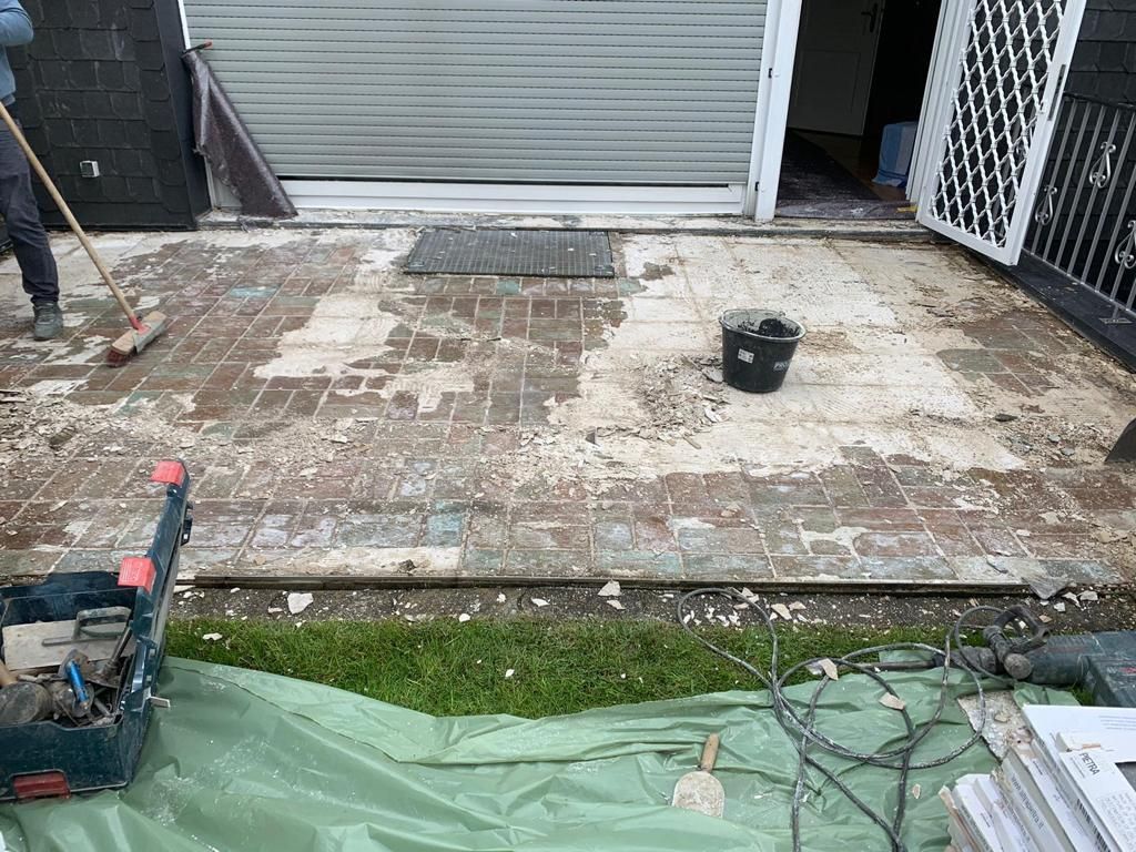 Vorher Terrassenbau Moosach: frostgeschädigte, abgesackte Terrasse in Einfamilienhaus – BE Gartenbau München