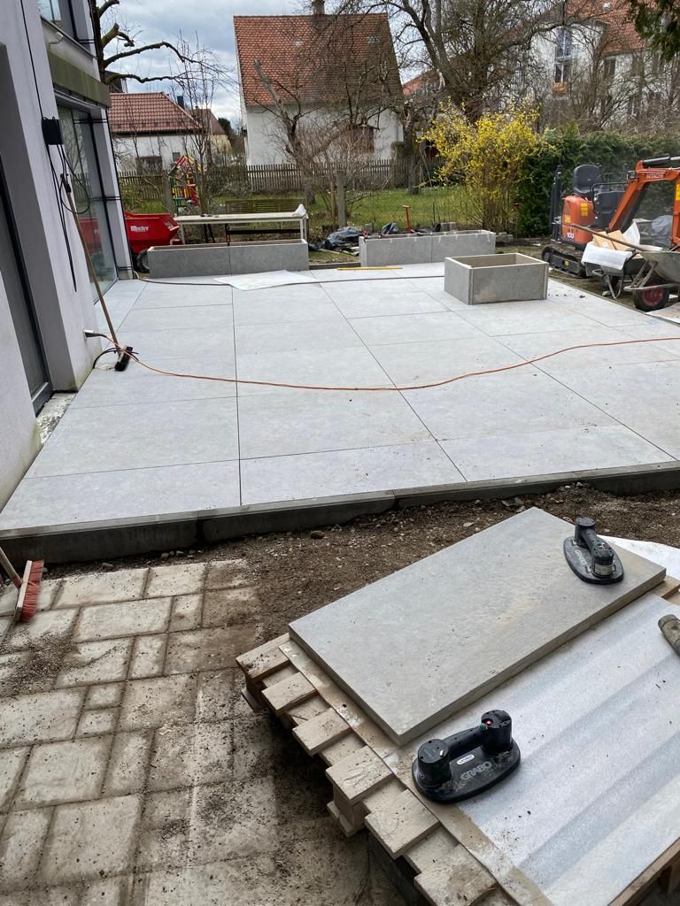 Fachgerechter Terrassenbau mit großformatigen Betonplatten in München Nymphenburg.