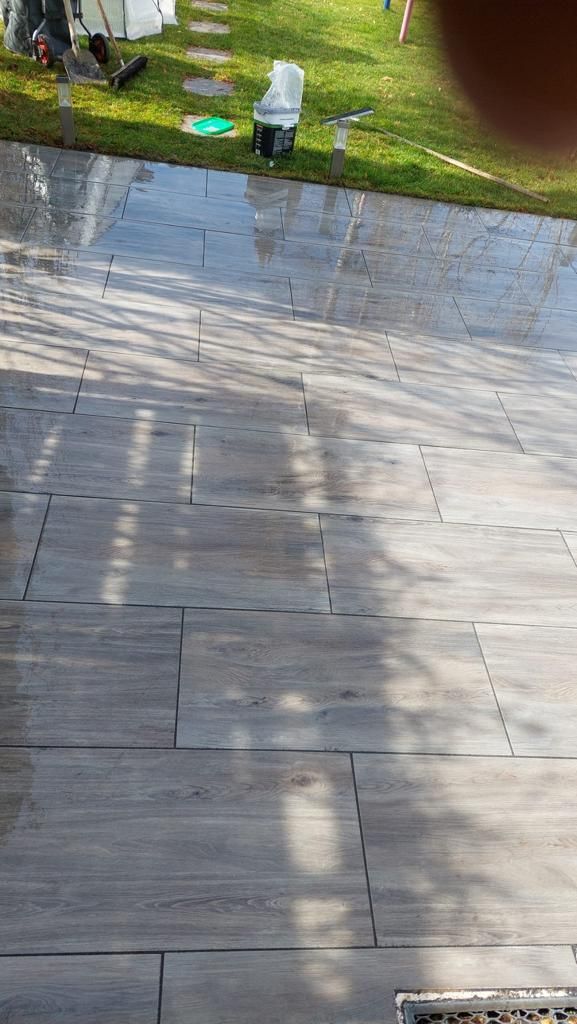 Fachgerechter Terrassenbau mit großformatigen Keramikplatten in München Nymphenburg.