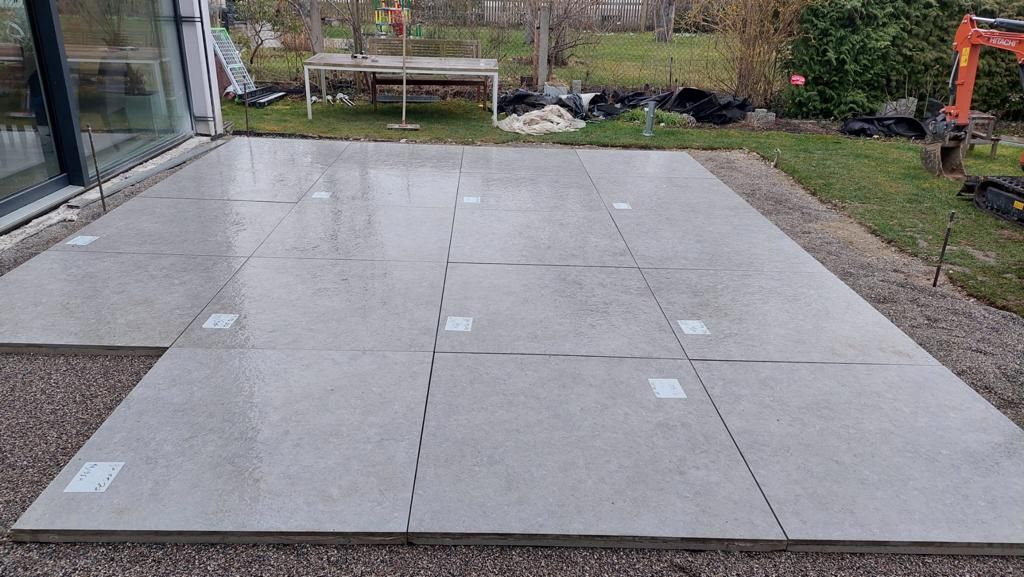 Fachgerechter Terrassenbau mit großformatigen Steinplatten in München Nymphenburg.