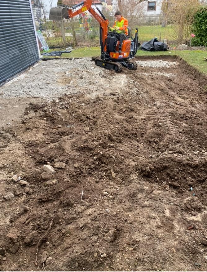 Professionelle Erdarbeiten und Bodenaushub als Fundament für Gartenbau in München.