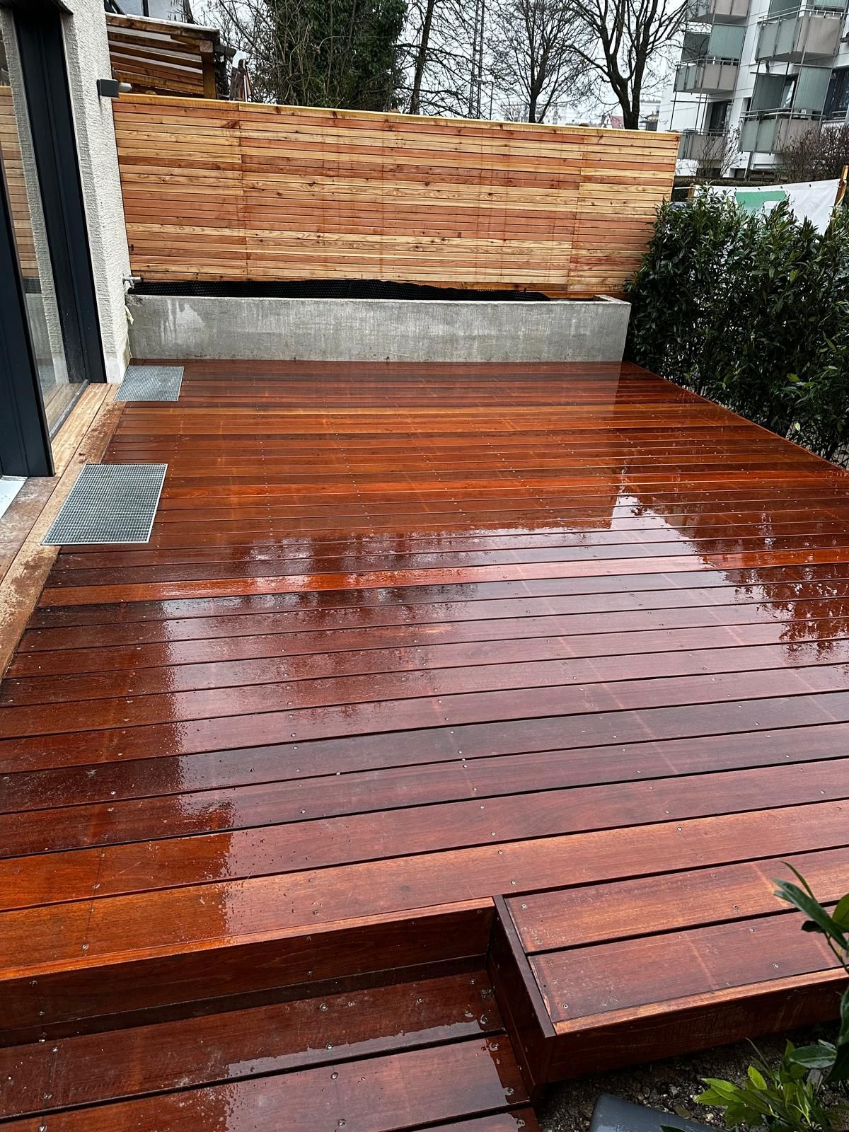 Nachher: Neue Holzterrasse aus hochwertigem Bangkirai in Laim nach professionellem Terrassenbau durch BE Gartenbau München