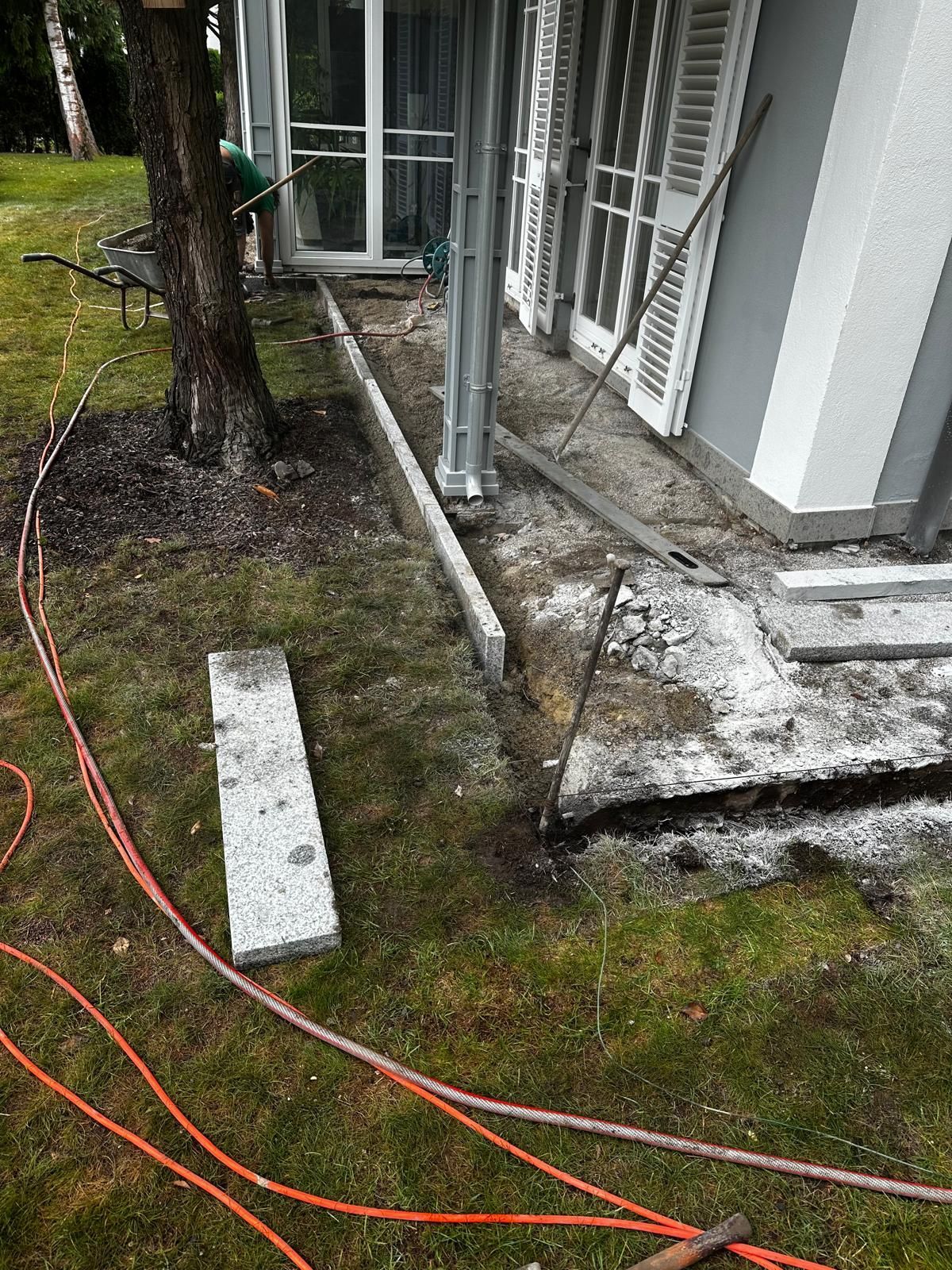 Vorher: Verlegung der Granit-Randsteine und Vorbereitung des Unterbaus für die Terrasse in Obermenzing durch BE Gartenbau München