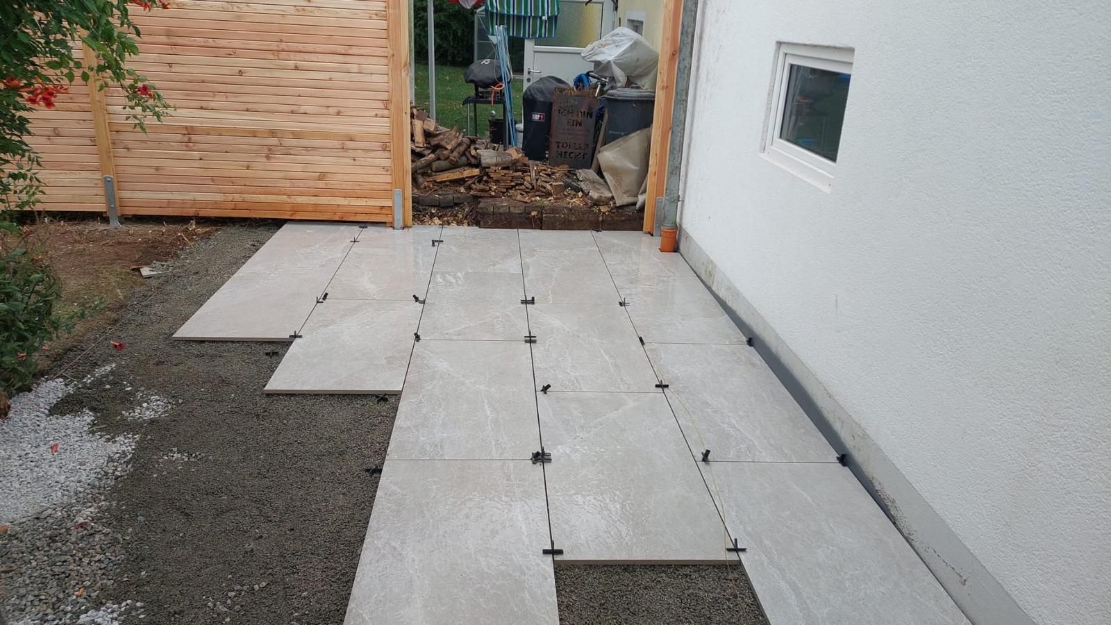 Vorher: Verlegung von großformatigen Terrassenplatten in Pasing-Obermenzing während des Terrassenbaus durch BE Gartenbau München