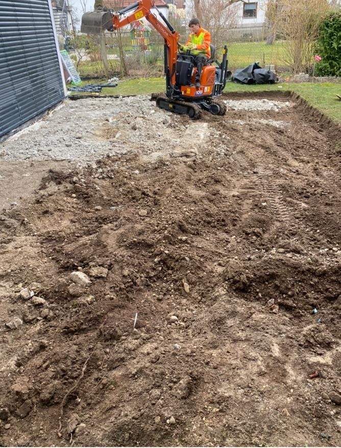 Vorher Terrassenbau Untermenzing: unebener, abgesackter Hof mit Setzungen – Allach-Untermenzing Projekt BE Gartenbau