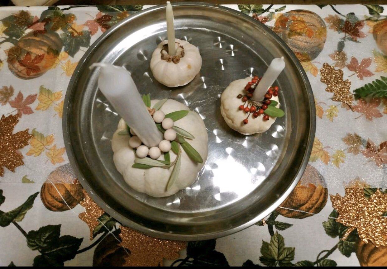 Kürbiskerzenhalter mit Holzeperlendeko