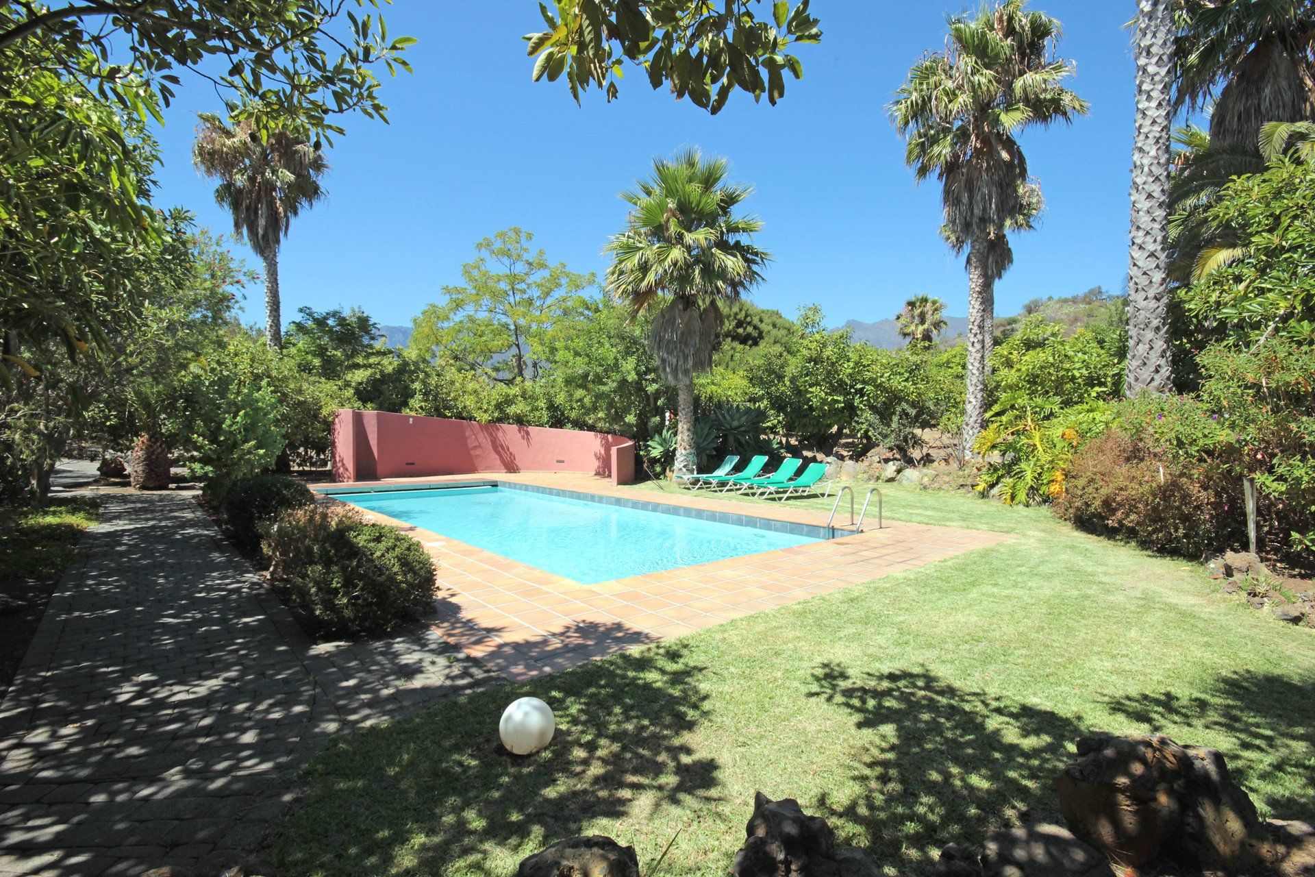 grosser Pool in weitläufigem Garten