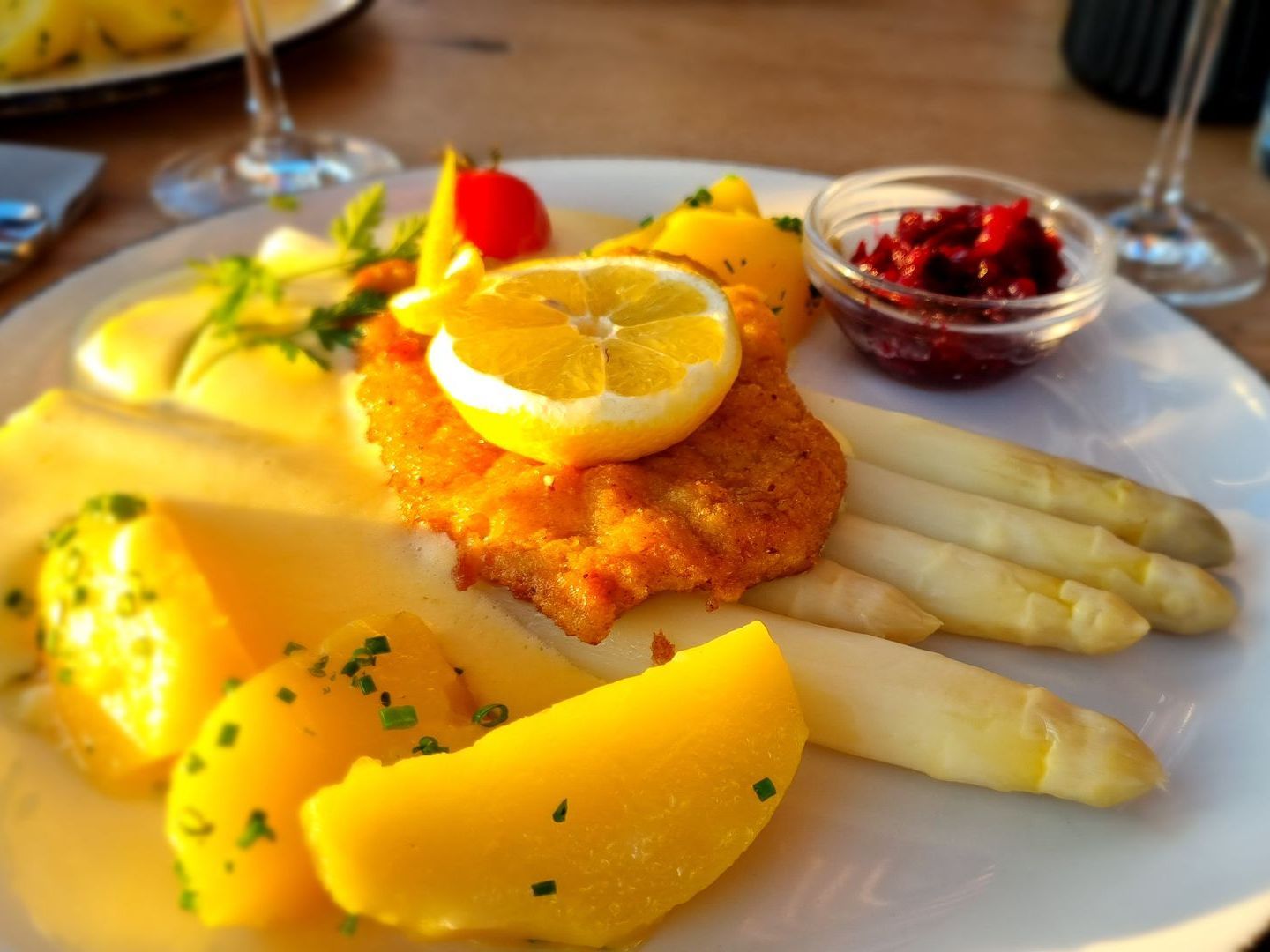 Spargelzeit, Bodensee, Spargel, Mittagessen, Abendessen, Kuchen und Wein inklusive Porzellanteller, frisch zubereitet, Montag bis Sonntag, Bad Waldsee, Reute, Michelwinnaden, Bergatreute