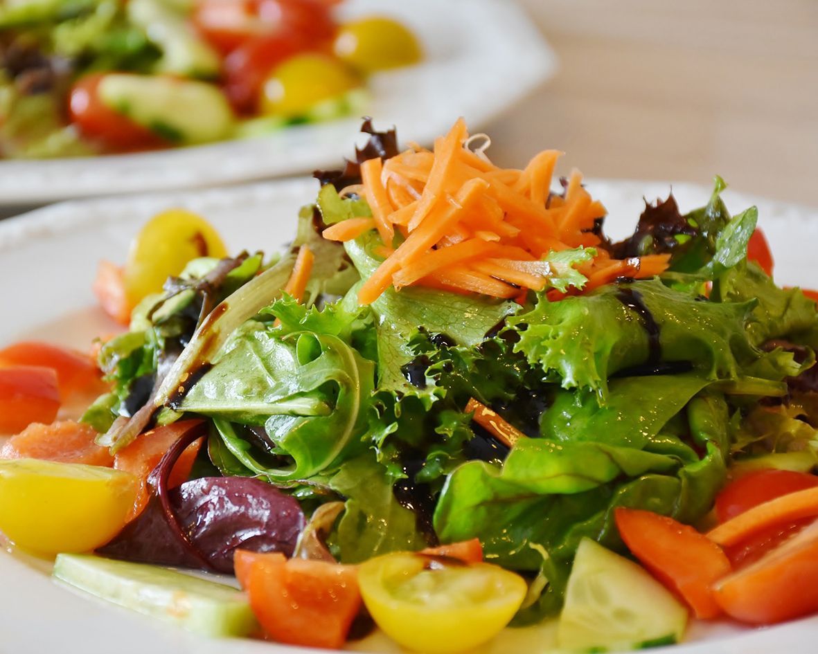 Cafe - Restaurant Ausblick T-19, Bad Waldsee, Golf-Resort, Kuchen, Essen, Speisen, Burger, Pommes, Steak, Salat, Tomate, Tagesgericht