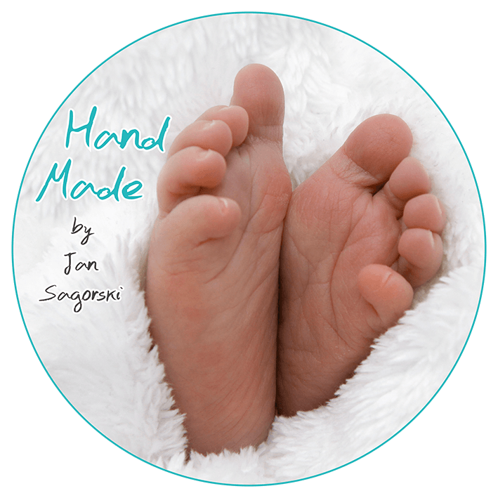 Unser Logo Das Logo von Handmade By Jan Sagorski zeigt zwei Babyfüße