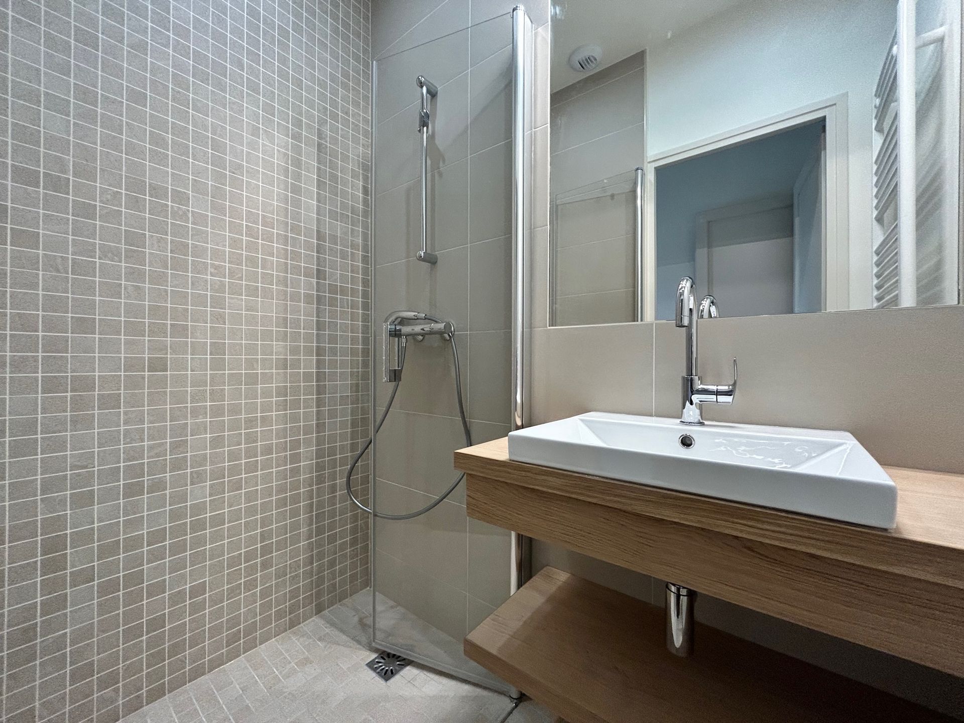 une salle d'eau sobre et chic