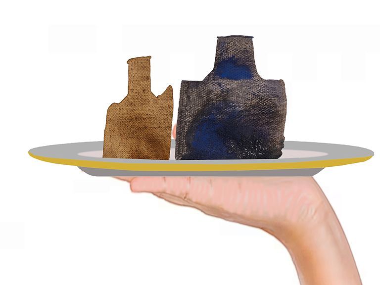 Zwei Gefäße aus einem Bild von Bissier als Ensemble auf einem Teller präsentiert.