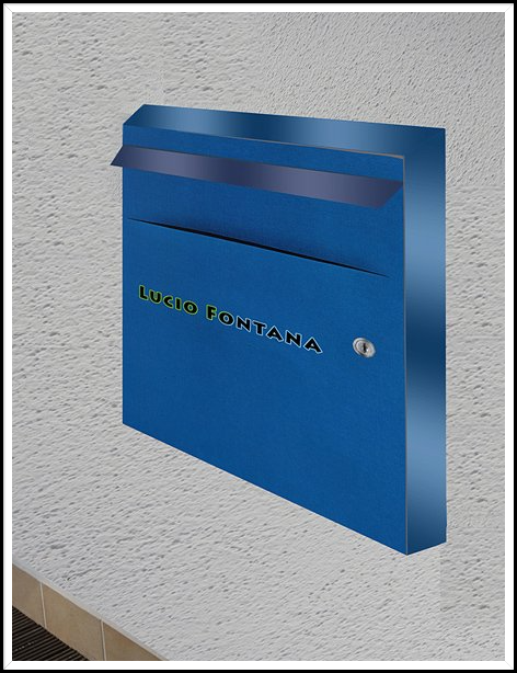 Blauer Briefkasten mit Einwurfschlitz (wie eingeschnitten) und Namensschild Fontana