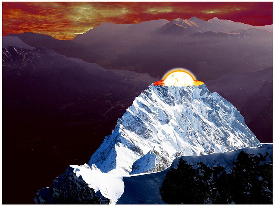 Eine Berglandschaft in der Dämmerung. Ein Berggipfel leuchtet in gleißendem Licht. Seine Spitze scheint eine Sonne zu gebären. Hommage an