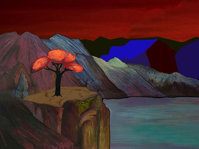 Gebirgige Landschaft in rötlicher Abendstimmung mit Gebirgssee und Baum mit orangenem Blätterfeld auf Felsvorsprung