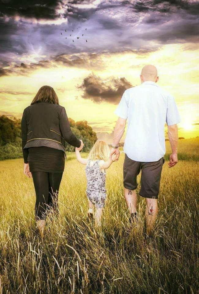 Kreatives Familienbild im Sonnenuntergang am Deich von Glückstadt