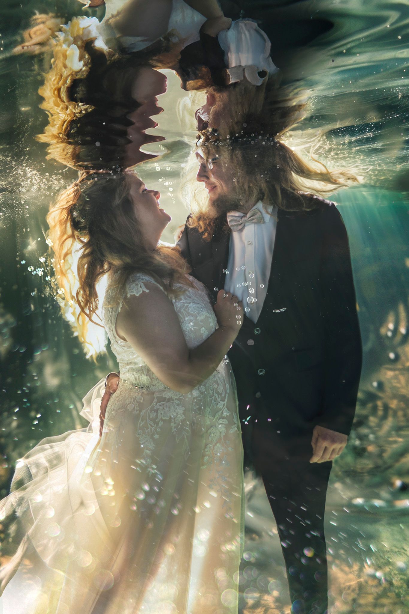 Ein Hochzeits Editorial mit einem Hochzeitspaar das sich wunderschöne Blicke zu wirftund das bei einem unter Wasser Shooting