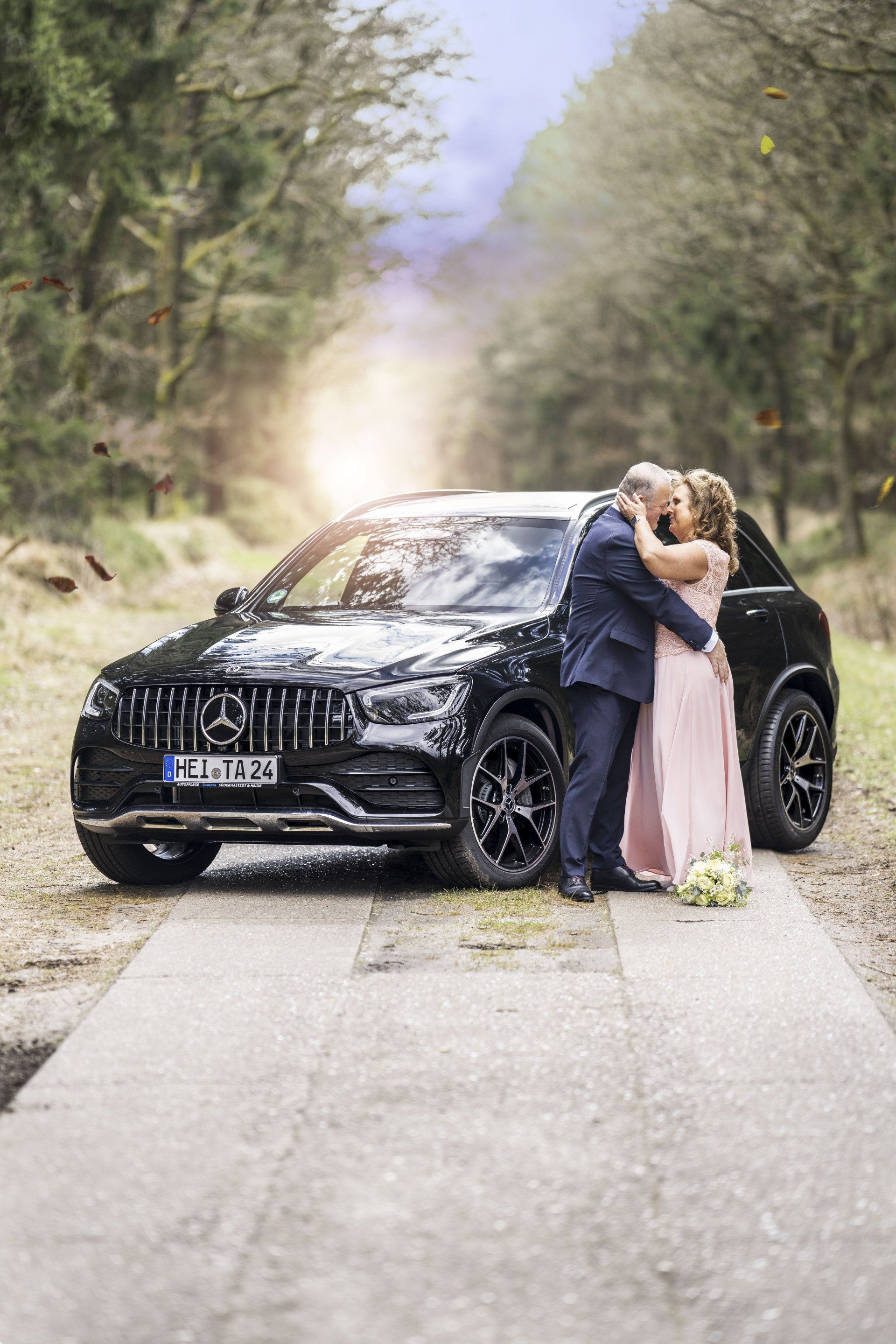 Hochzeitsshooting mit Auto am Waldrand im goldenen schein in St. Michaelisdonn