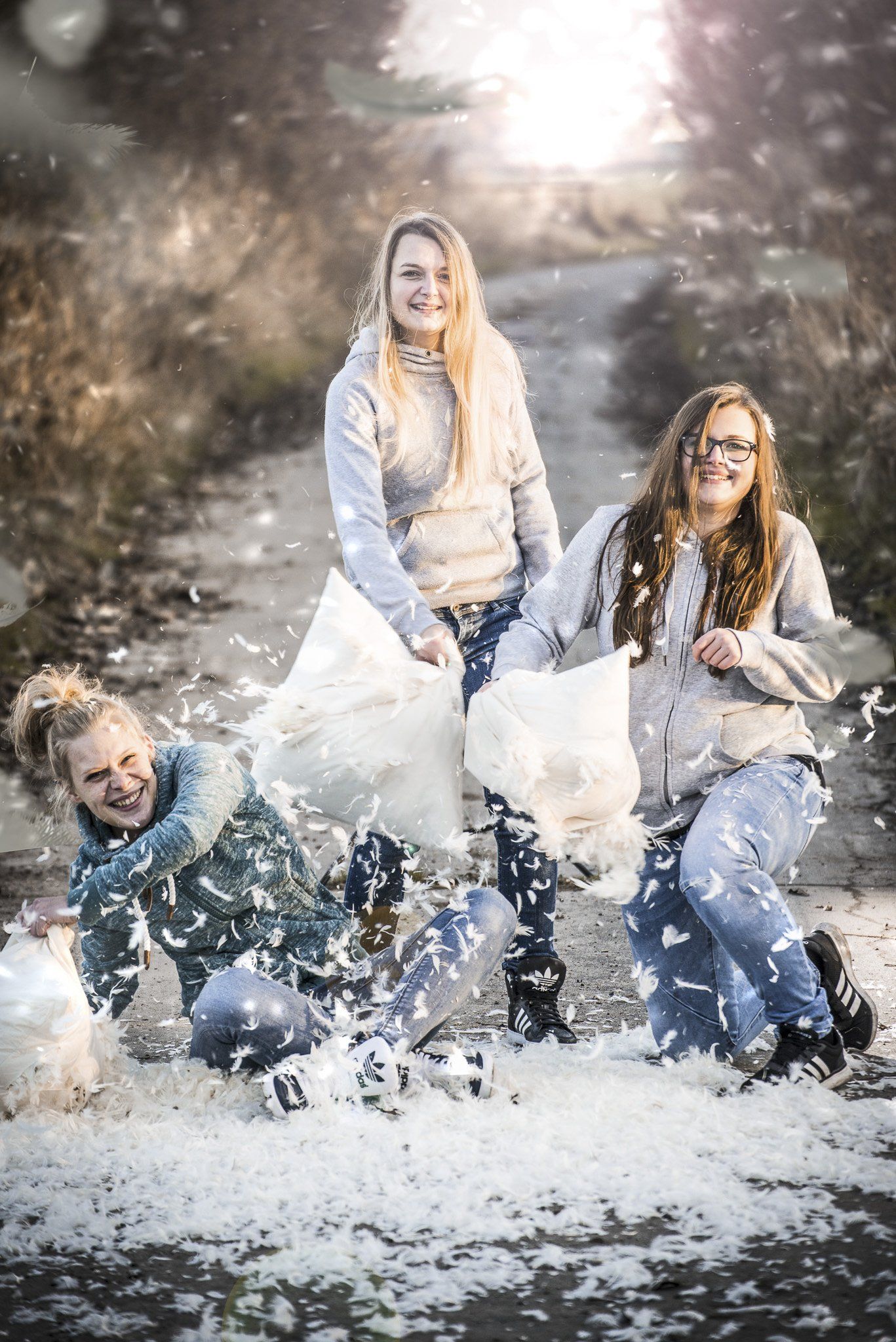 Zwei Freundinnen auf einem Waldweg im Gegenlicht, Portraitshooting