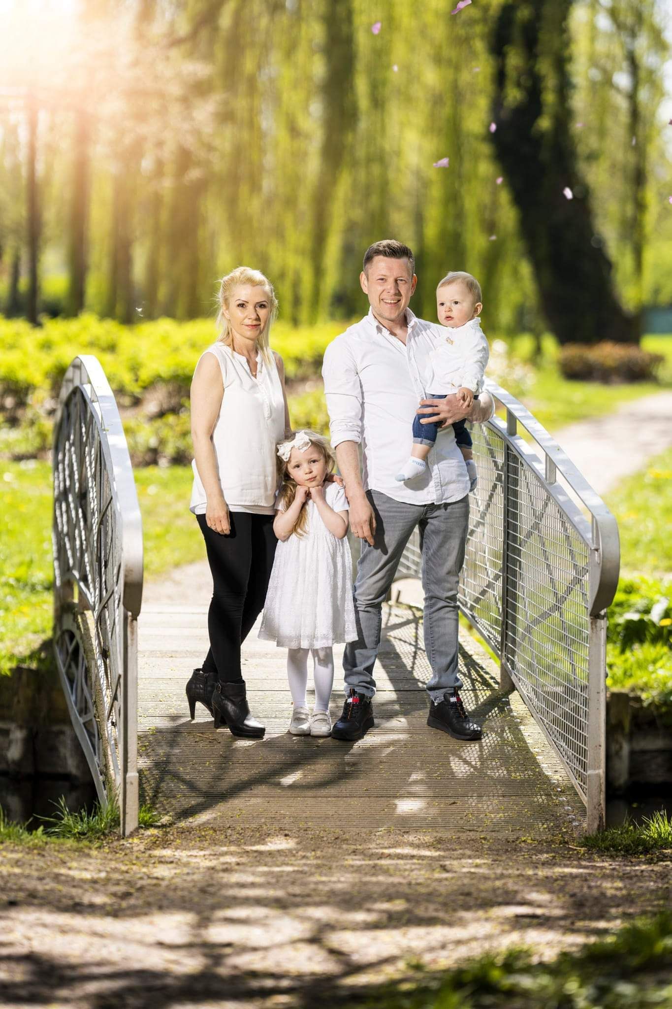 Süßes Familienfoto im Stadtpark von Glückstadt bei Sonnenuntergang