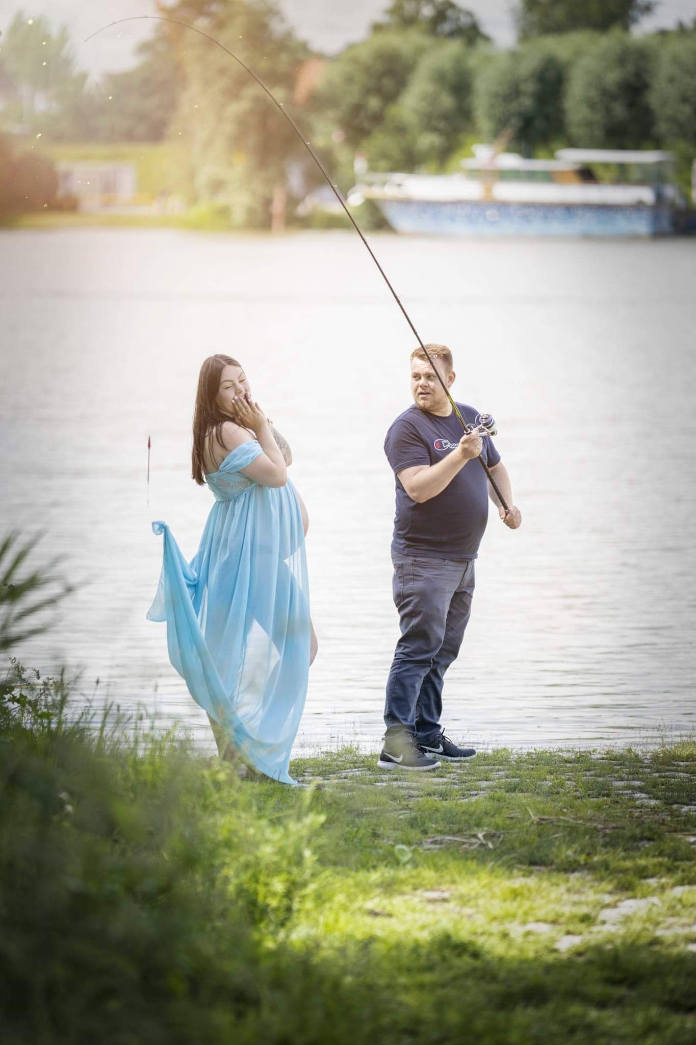Kreatives Babybauchfoto für Angler in Itzehoe
