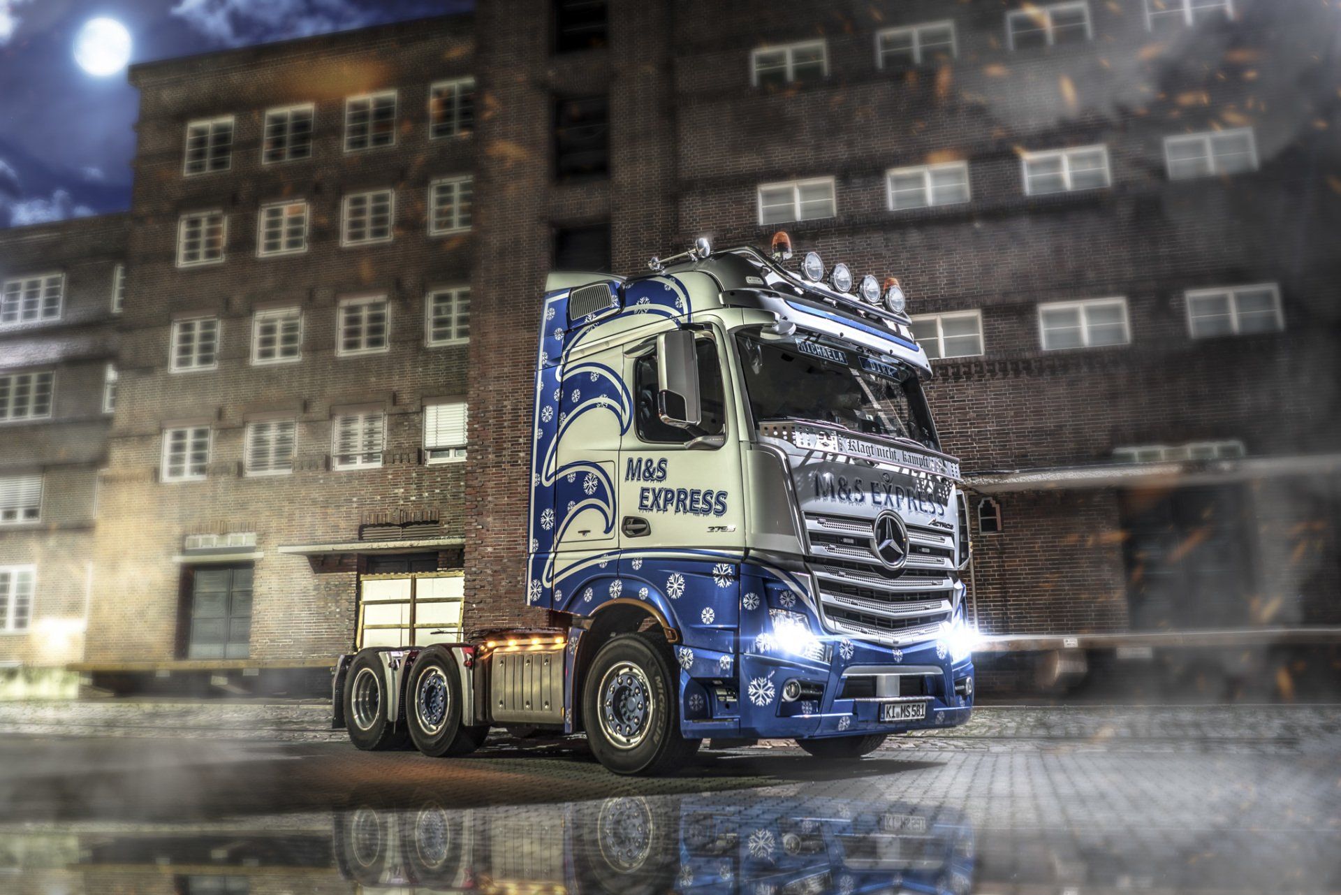 Beleuchteter LKW bei Nacht, Werbefotografie für Speditionen