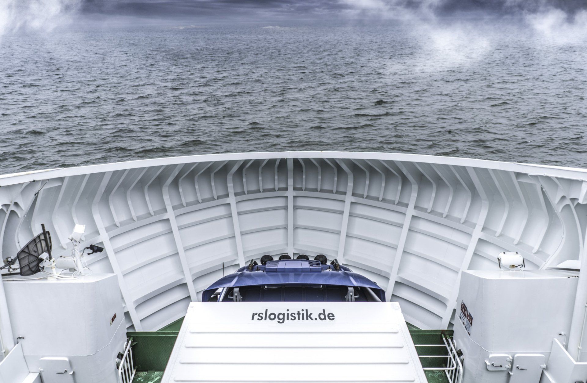 Blick vom Schiffsdeck aufs Meer, Werbefotografie für Logistikunternehmen